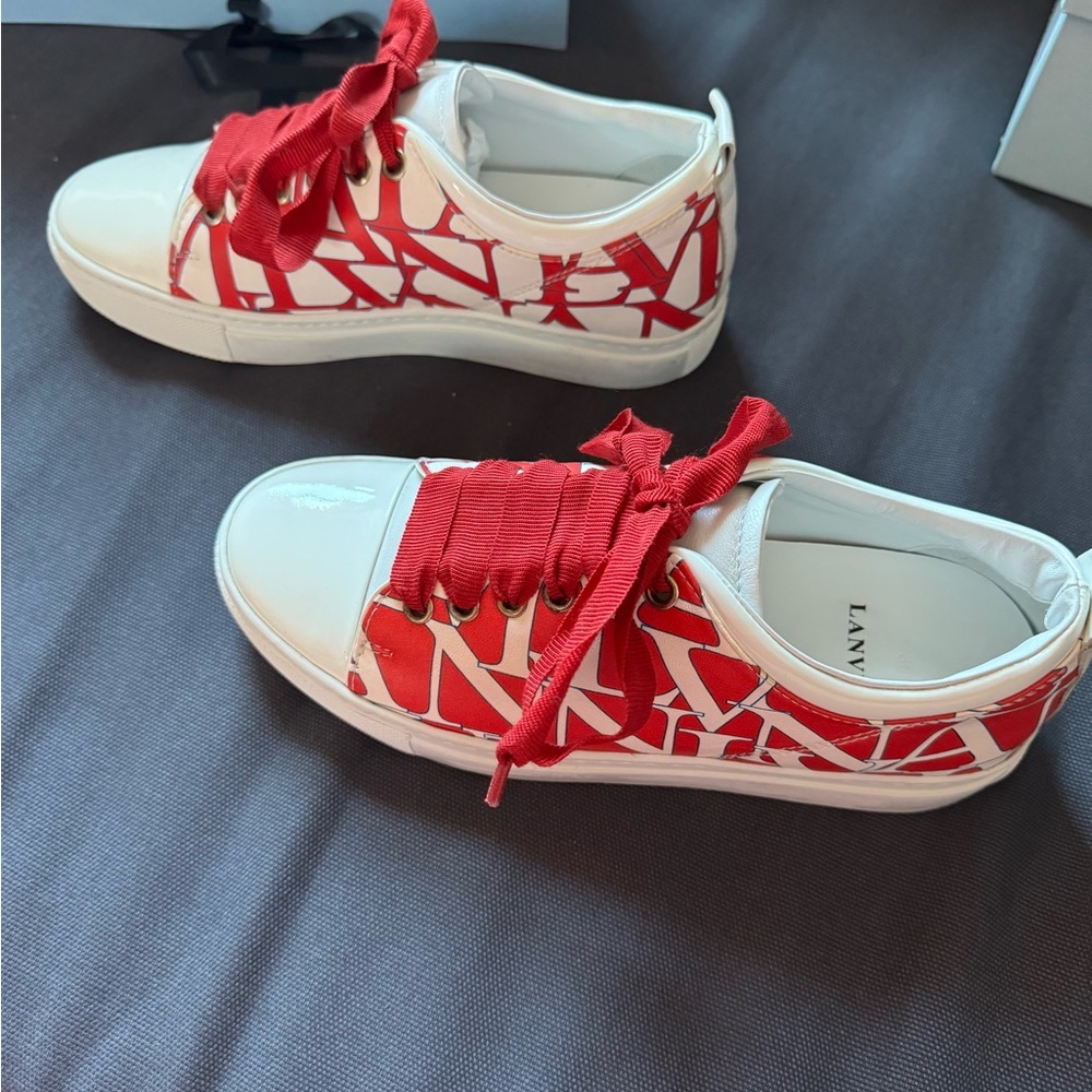 Used in excellent condition - Lanvin’s SOLD OUT logo print sneakers in Ruby
